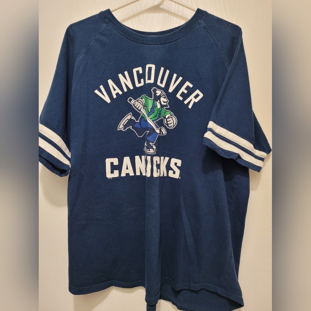 Mens  Vancouver Canucks TShirt